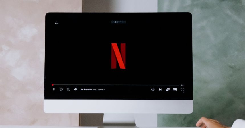 Tela de computador com logo da Netflix