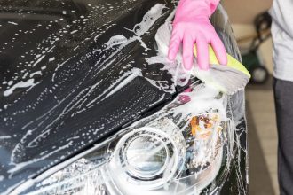 Pessoa lavando carro