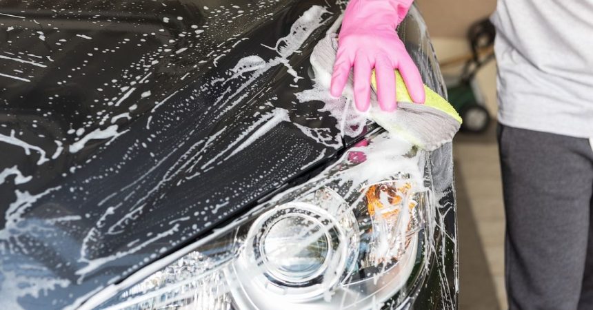 Pessoa lavando carro