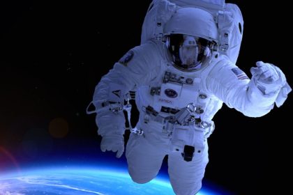 Astronauta com traje típico
