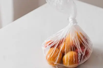 Frutas dentro de sacola plástica