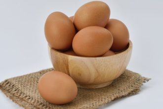 Ovos em vasilha de madeira