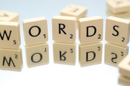 Dados com letras que formam "words"